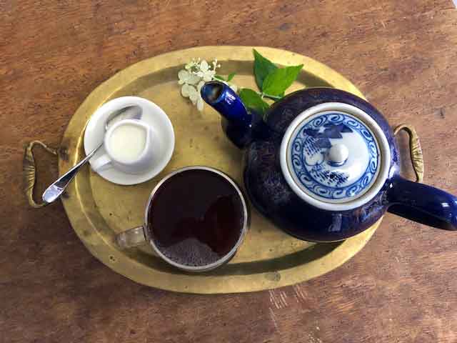 coffee-cherry-tea-on-tray_low